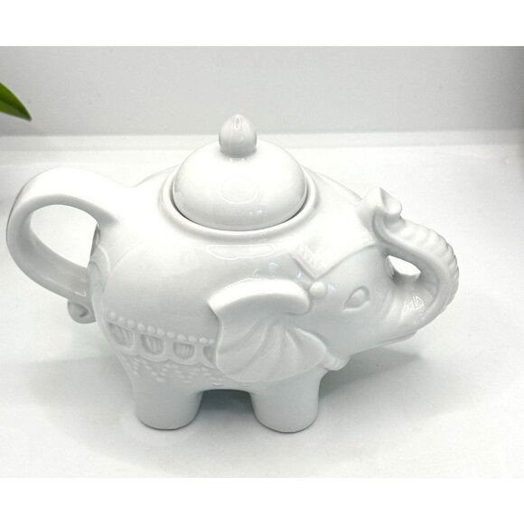Porcelain Elephant-Shaped Sugar Bowl With Lid - Picture 2 of 9
